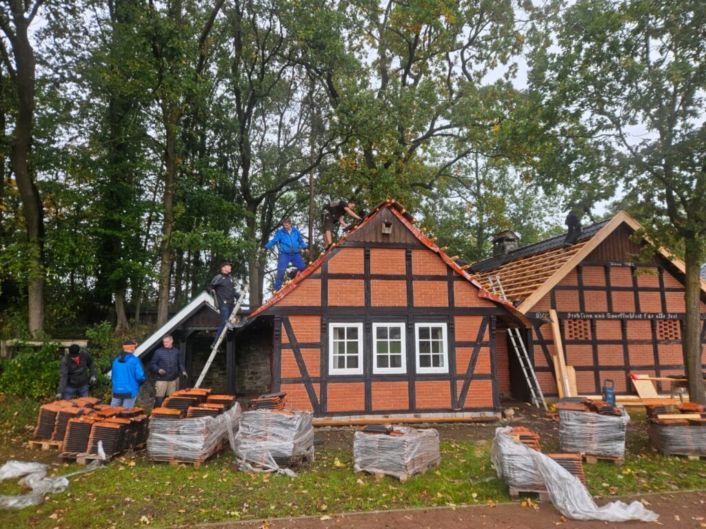 Viel Bewegung rund um das Grillhaus – Ehrenamtliche packen kräftig an!
